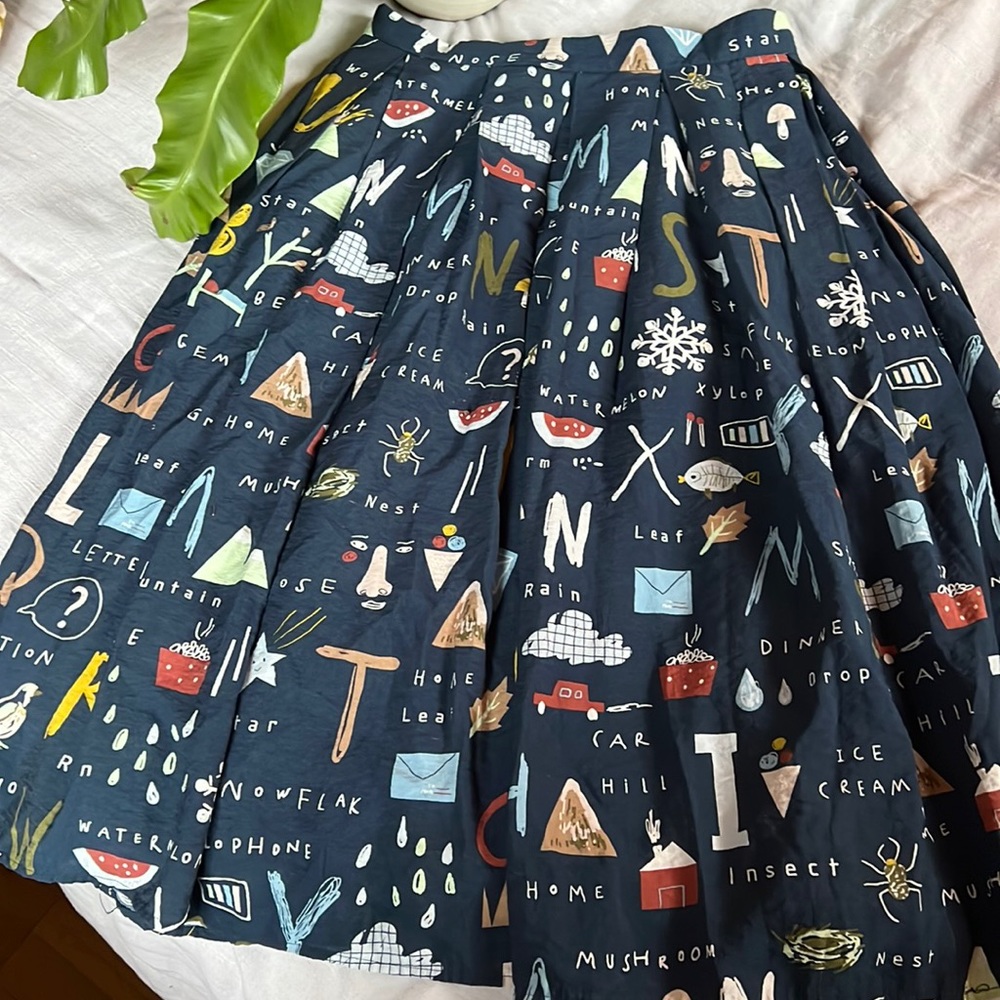 Anthropologie MIDI skirt size Small - like new - it has pockets!